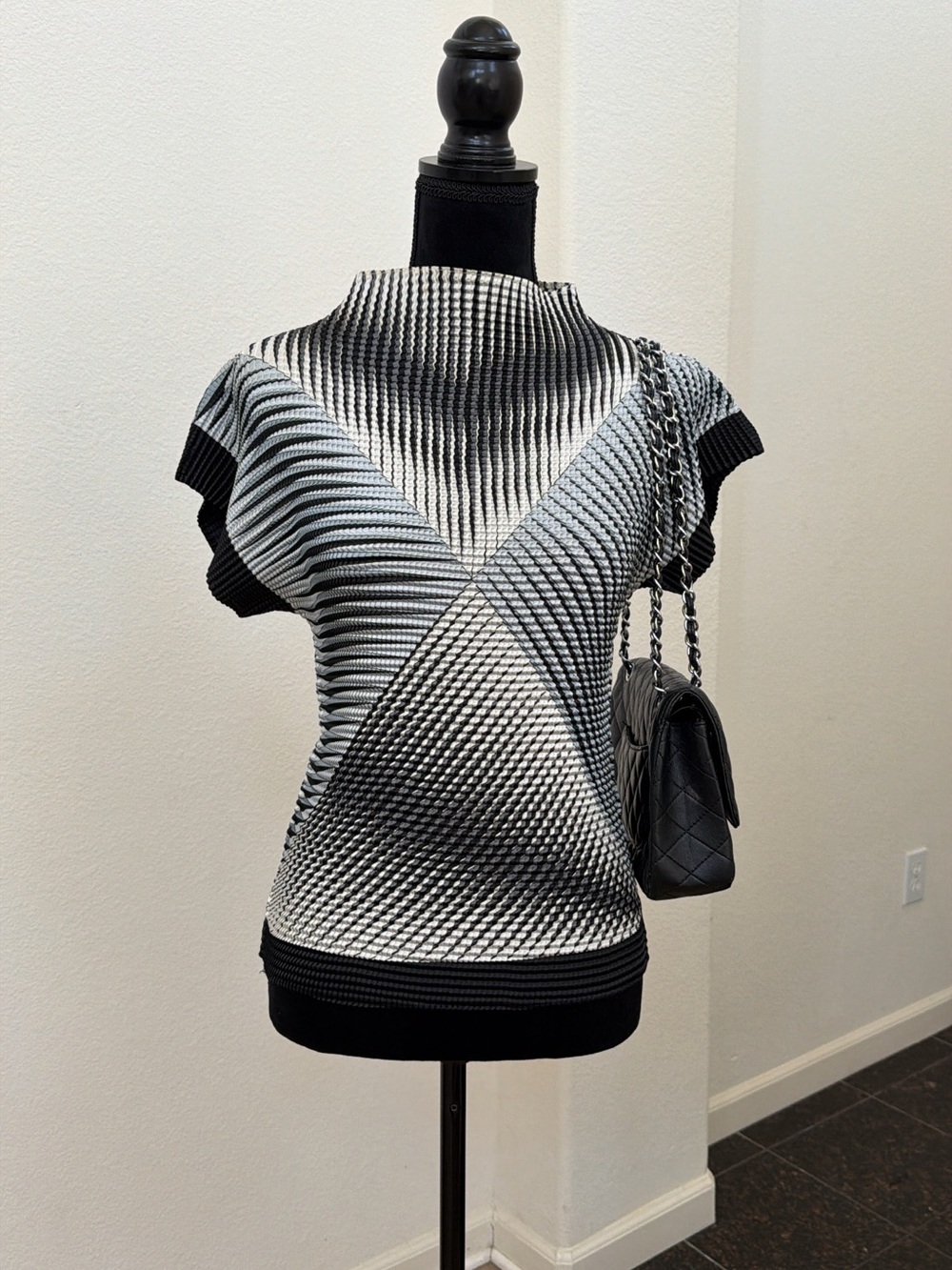 Vintage Black & White Pleated Mock Neck Top M-L